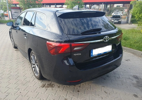 Toyota Avensis cena 69500 przebieg: 165200, rok produkcji 2016 z Gdynia małe 121